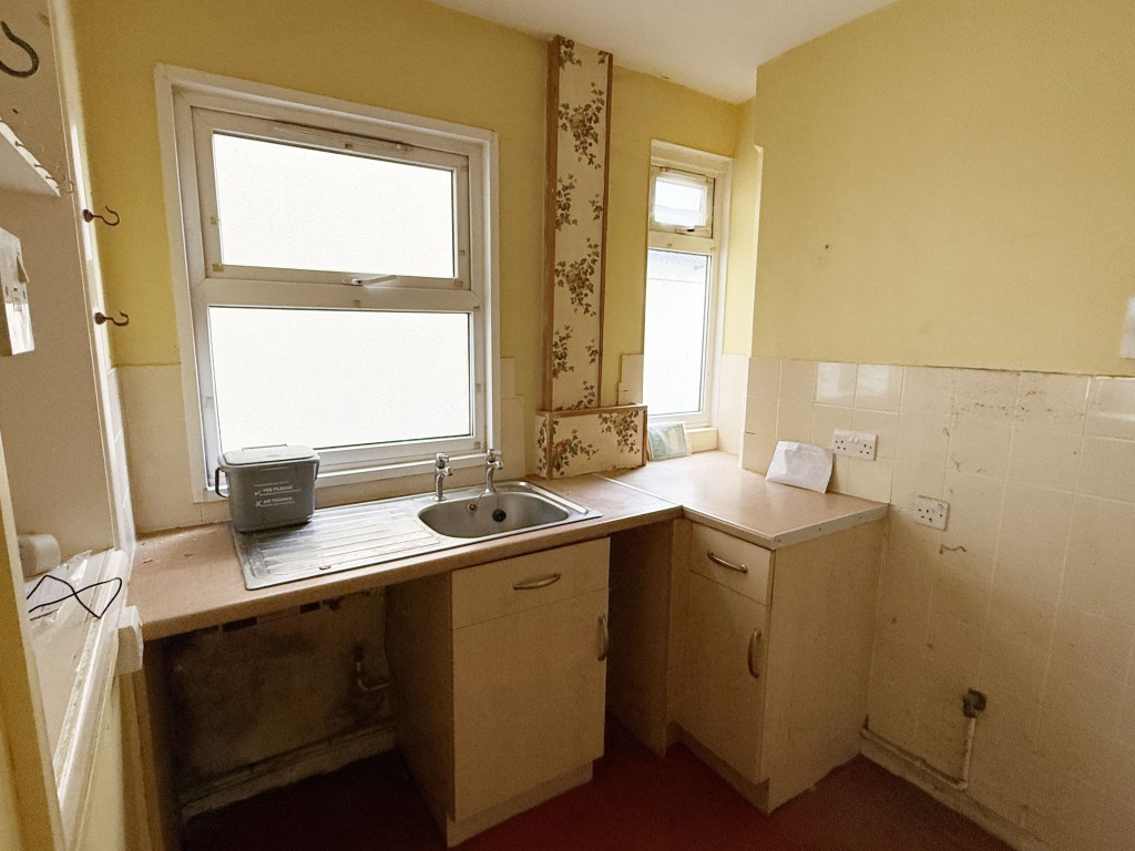 Lot: 81 - HOUSE IN NEED OF IMPROVEMENT - Kitchen in House in Need of Improvement